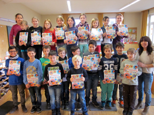 Die Klassen 4a, 4b und 4c mit ihren neuen Forscherbüchern Forscher003