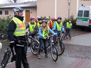Gut ausgebildet, selbstverständlich mit Helm und sicheren Fahrrädern, begleitet von der Polizei – so trainierten die Viertklässler ihren Schulweg IMG 3186