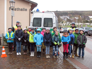 Gut ausgebildet, selbstverständlich mit Helm und sicheren Fahrrädern, begleitet von der Polizei – so trainierten die Viertklässler ihren Schulweg IMG 3188