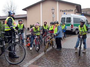Gut ausgebildet, selbstverständlich mit Helm und sicheren Fahrrädern, begleitet von der Polizei – so trainierten die Viertklässler ihren Schulweg IMG 3214