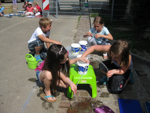Beim „Wassertag“ experimentierten die Erstklässler auf dem Schulhof. IMG 3412
