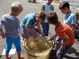 Beim „Wassertag“ experimentierten die Erstklässler auf dem Schulhof. IMG 3418