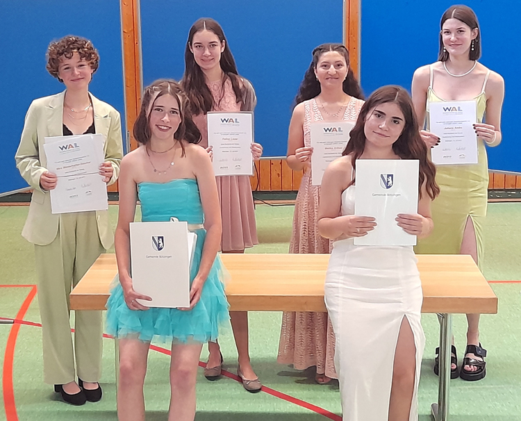 Starke Mädchen als WAL-Schulbeste des Jahrgangs 2021: Mira Winterhalter-Stocker, Rahel Danzeisen, Felina Lozar, Melike Aribas, Chiara Ferreira Rodrigues und Juliane Ambs (von links) Schulbeste