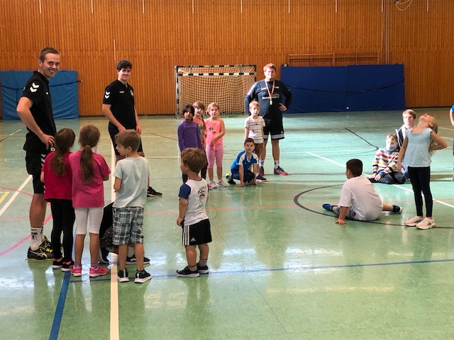 Zweitklässler mit ihren Handballtrainern (von links) Kai Susewind, Tobias Gerken und Roman Konstanzer beim Handballtag IMG 0593