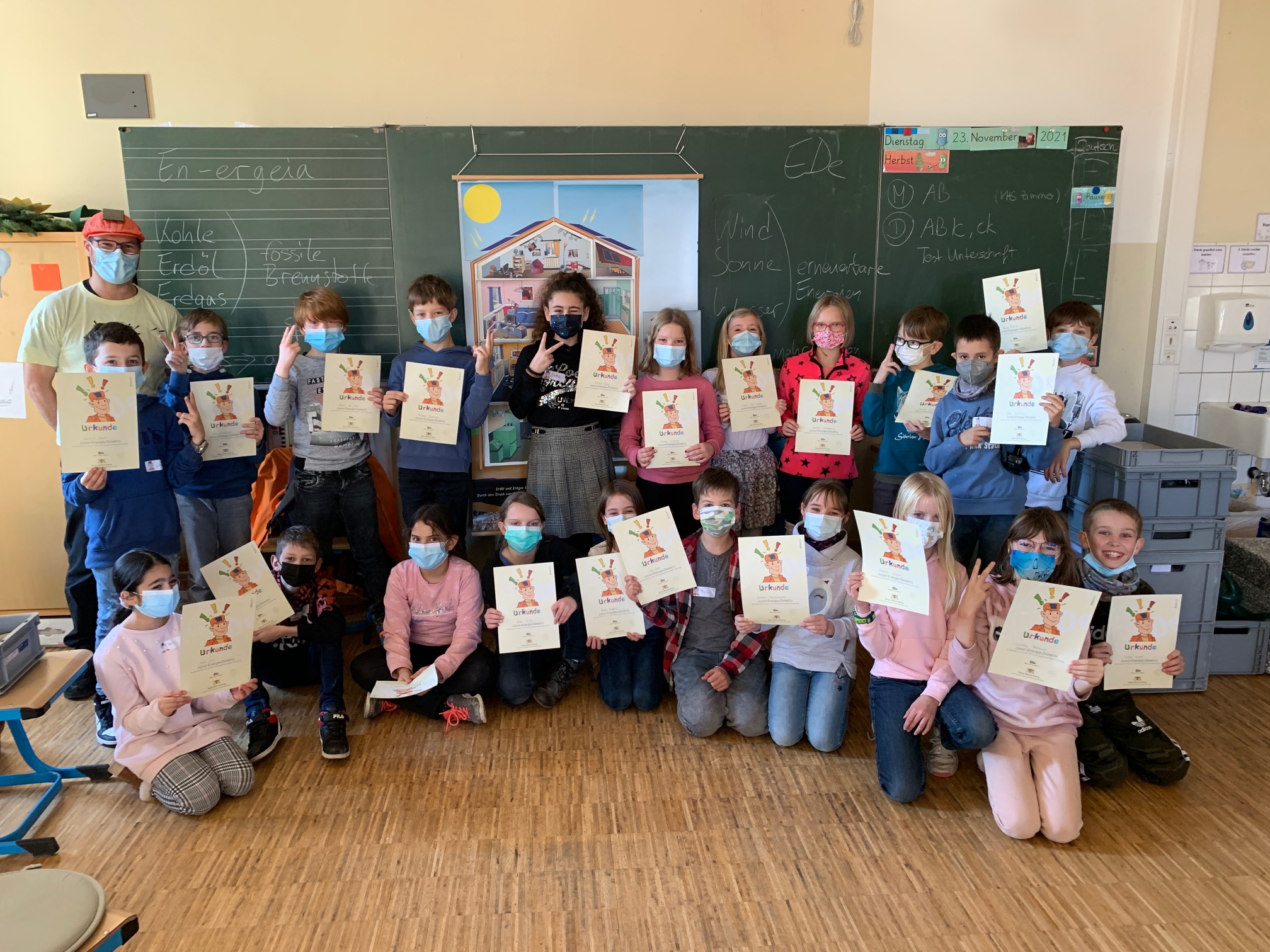 Ede mit der Klasse 4b: Am Ende seines Besuchs gab es für jedes Kind ein Zertifikat Klasse 4b
