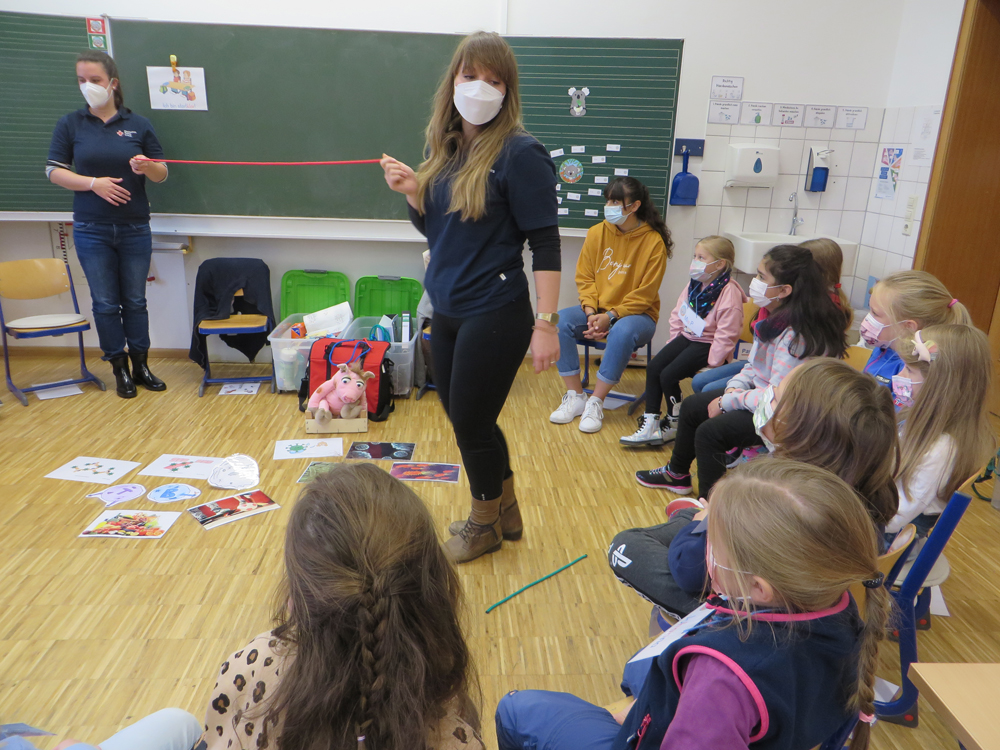 Auch Abstand gehört zur Hygiene: Mareike Jänicke mit ihren Mitarbeiterinnen in den 1. Klassen Stuhlkreis