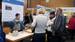 Die WAL-Schüler an ihren Infoständen Foto 10