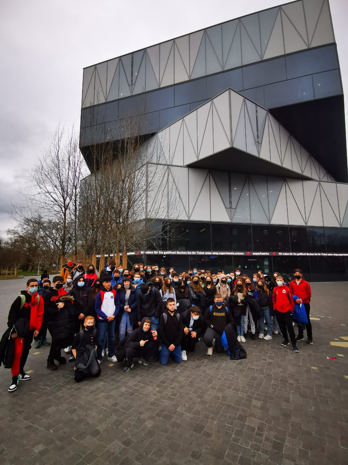 Die WAL-Schülerinnen und –Schüler vor dem beeindruckenden Gebäude der „Experimenta“ in Heilbronn K1600 Gruppenbild