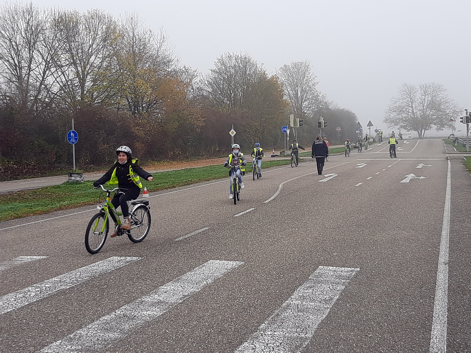 Beim Linksabbiegen muss man sicher einhändig fahren können. 20201106 113309