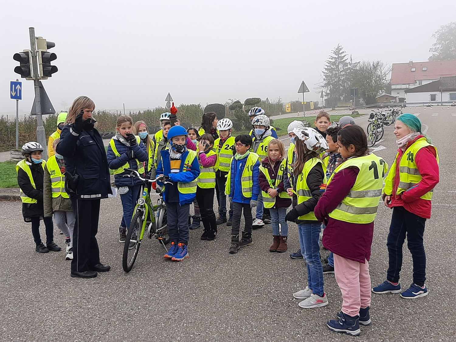 Polizistin Ellen Löhle weist die Kinder der 4a in ihre Aufgaben ein 20201106 114500