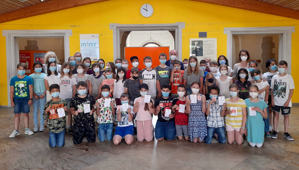 Die Viertklässler zusammen mit Bürgermeister Dieter Schneckenburger bei der Übergabe der „Seepferdchen“ – ganz vorne die Kinder, die vergangene Woche die Prüfung abgelegt haben. Gruppenbild Seepferdchen 2