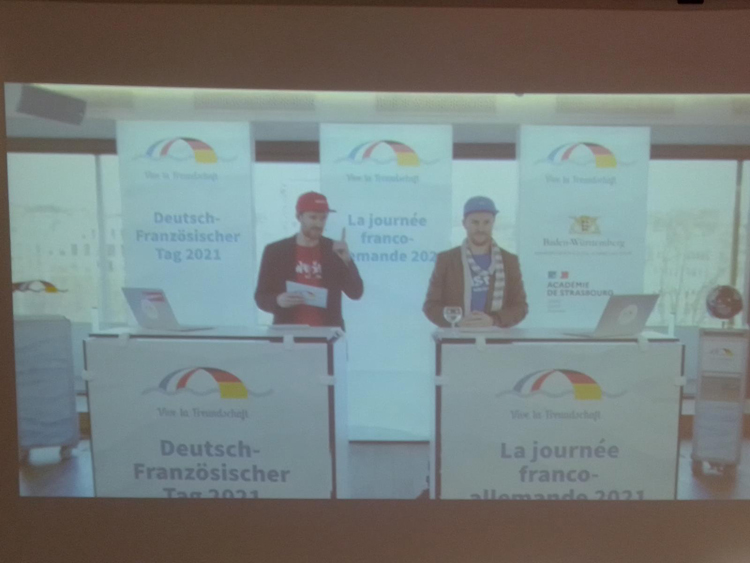 Felix und Till Neumann, bekannt als Musikgruppe „Zweierpasch“ moderierten die Livestreamveranstaltung aus Kehl. Die Brüder gastierten auch schon an der WAL-Schule mit deutsch-französischem Rap K1600 2er Pasch moderiert