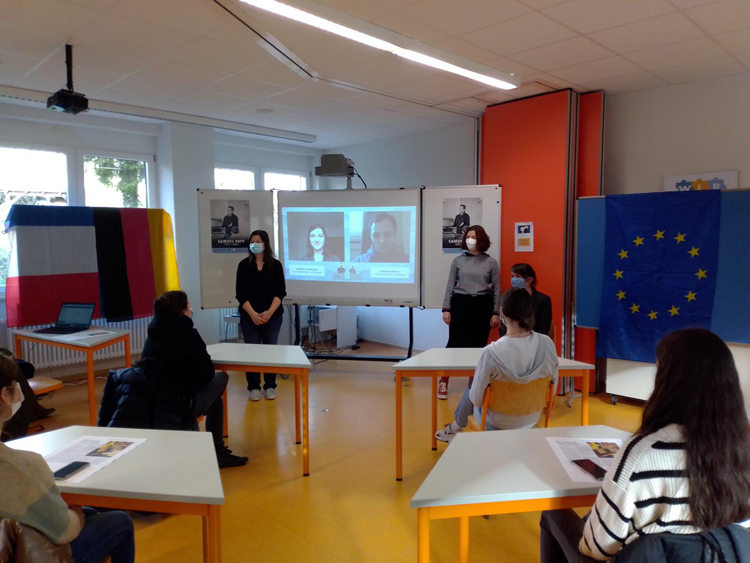 Zusammen mit den Französischlehrerinnen Corinna Thiel, Elke und Huber und Aurélie Guetz verfolgten Schülerinnen der 10. Klasse per Livestream die Verleihung des „Oberrheinsiegels“. K1600 Thiel Huber Guetz
