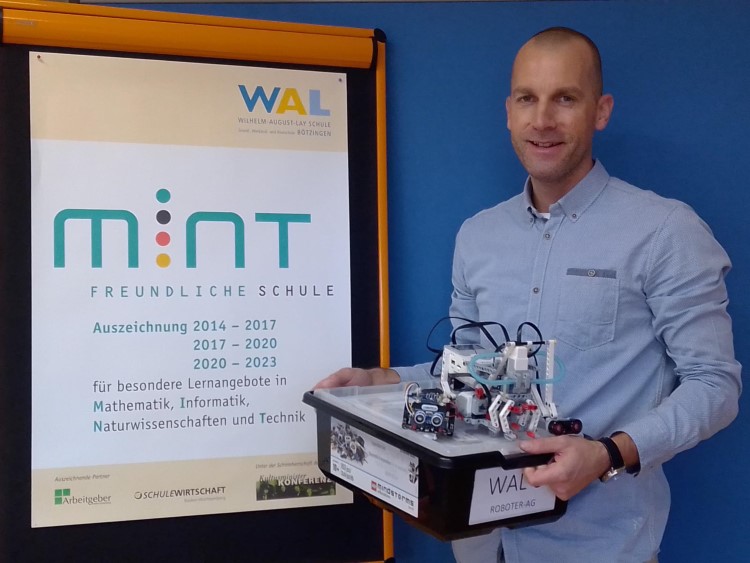 Informatiklehrer Matthias Keldermann mit einem Lego-Roboter, der in einer Arbeitsgemeinschaft der Fünftklässler verwendet wird. Legoroboter 2020